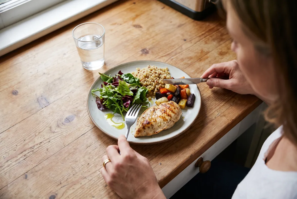 Balanced plate with grilled chicken, salad, quinoa and vegetables